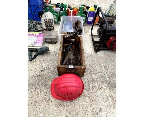 AN ASSORTMENT OF VINTAGE TOOLS TO INCLUDE FILES AND WOOD PLANES ETC 