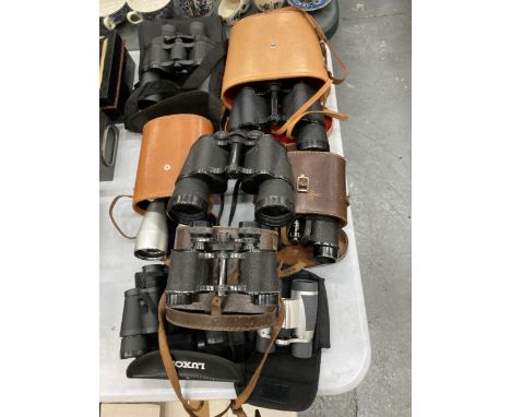 A COLLECTION OF BINOCULARS TO INCLUDE VINTAGE CASED EXAMPLES ETC 