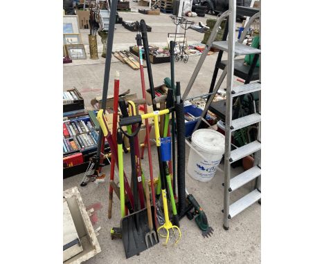 AN ASSORTMENT OF GARDEN TOOLS TO INCLUDE SPADES, SHEARS AND BRUSHES ETC 