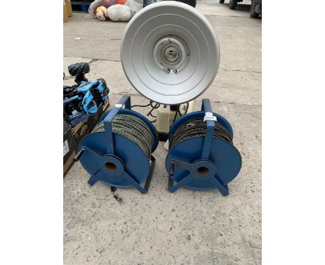 A RETRO HEAT LAMP AND TWO EXTENSION LEADS 