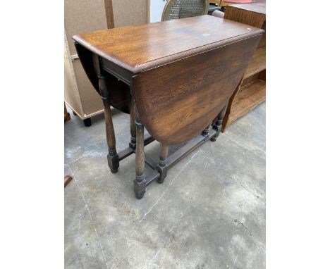 AN OVAL OAK GATE LEG DINING TABLE, 50 X 34" OPENED ON TURNED LEGS 