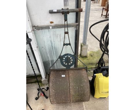 A VINTAGE THEXOR LANCASHIRE CAST IRON GARDEN ROLLER 