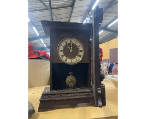 A VINTAGE MAHOGANY CASED MANTLE CLOCK WITH PENDULUM AND KEY 