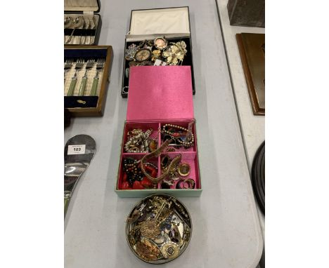 A LARGE QUANTITY OF VINTAGE AND MODERN COSTUME JEWELLERY TO INCLUDE BROOCHES, BRACELETS, EARRINGS, ETC 