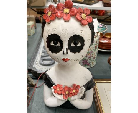 AN UNUSUAL VINTAGE VOODOO DOLL, HEIGHT 31CM 