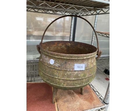A VINTAGE CAST IRON TRI FOOTED CAULDRON POT 