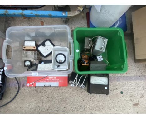 AN ASSORTMENT OF VINTAGE ITEMS TO INCLUDE VOLT METERS AND A SUPER CARDIOID MICROPHONE ETC 