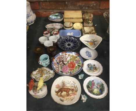 A MIXED LOT TO INCLUDE ONYX ITEMS, TRINKET DISHES ETC 