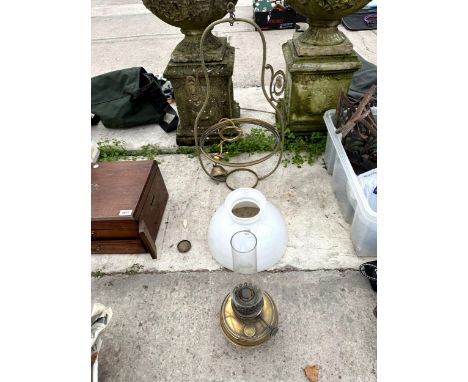 A DECORATIVE BRASS AND GLASS OIL LAMP CEILING LIGHT FITTING 