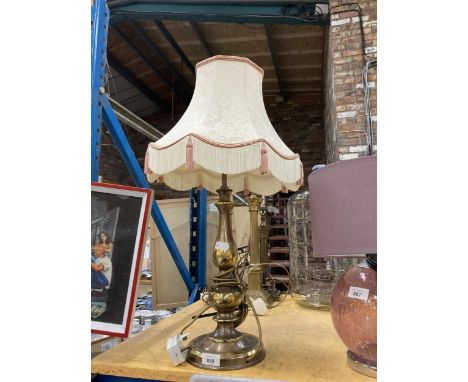 A LARGE BRASS TABLE LAMP WITH SHADE 