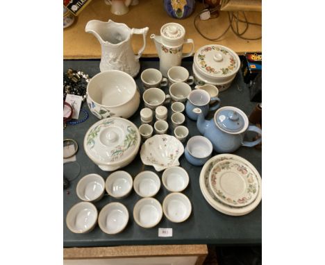 A QUANTITY OF DINNERWARE TO INCLUDE ROYAL WORCESTER FOR MARKS AND SPENCER RAMEKINS AND A SERVING DISH, WEDGWOOD 'QUINCE' EGG 