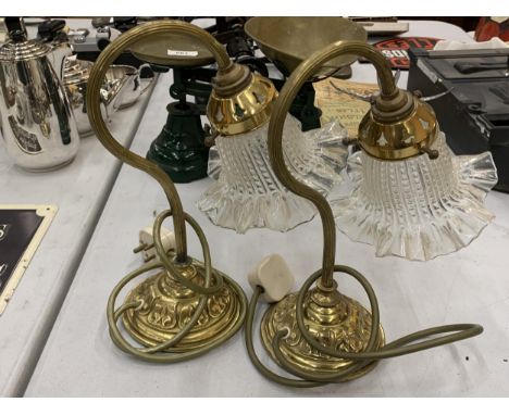 A PAIR OF VINTAGE BRASS TABLE LAMPS WITH FLUTED GLASS SHADES, HEIGHT 27CM 