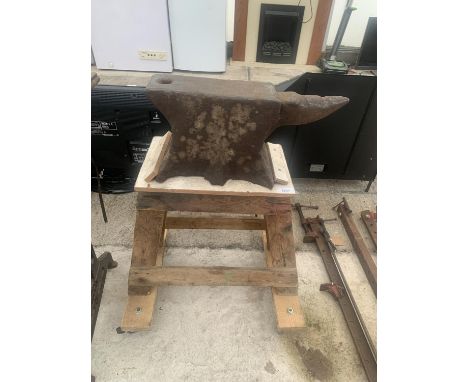 A VINTAGE BLACKSMITHS ANVIL ON A WOODEN STAND (L-50CM, H22CM) 