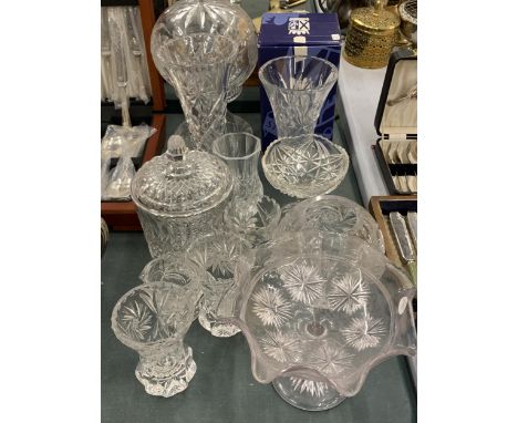 A LARGE QUANTITY OF GLASSWARE TO INCLUDE A MUSHROOM LAMP (NO INNER WORKINGS), VASES, BOWLS, ETC 