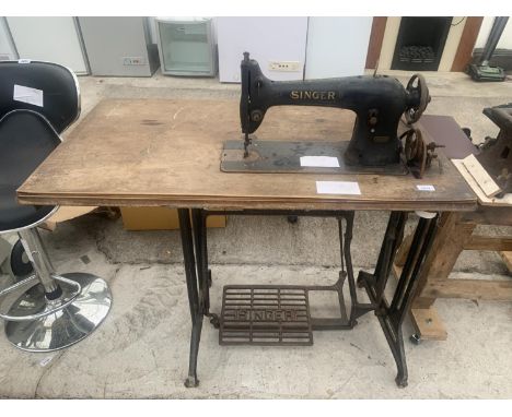 A VINTAGE SINGER SEWING MACHINE AND BASE 