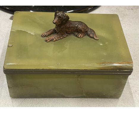 A VINTAGE ONYX STONE TRINKET BOX WITH CAST METAL SPANIEL DOG TO THE TOP 