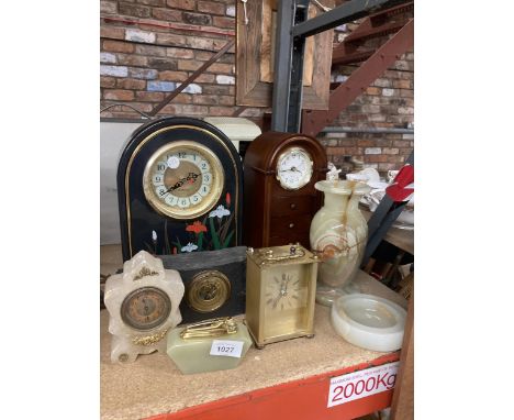 A COLLECTION OF VINTAGE MANTLE CLOCKS PLUS AN ONYX TABLE LIGHTER, ASH TRAY AND VASE 