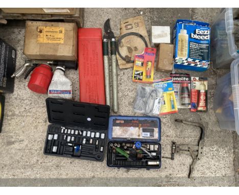 AN ASSORTMENT OF TOOLS TO INCLUDE GARDEN SHEARS AND SOCKET SETS ETC 