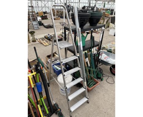 A FIVE RUNG ALUMINIUM STEP LADDER 