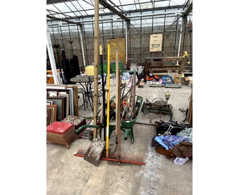 A METAL WHEEL BARROW AND AN ASSORTMENT OF GARDEN TOOLS TO INCLUDE RAKES AND SHOVELS ETC 