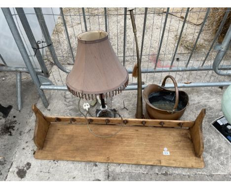 AN ASSORTMENT OF VINTAGE ITEMS TO INCLUDE A HUNTING HORN AND A COPPER COAL BUCKET ETC 