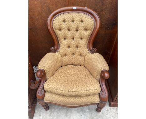 A VICTORIAN STYLE SPOON BACK LOUNGE CHAIR WITH BUTTON BACK ON TURNED AND FLUTED FRONT LEGS 