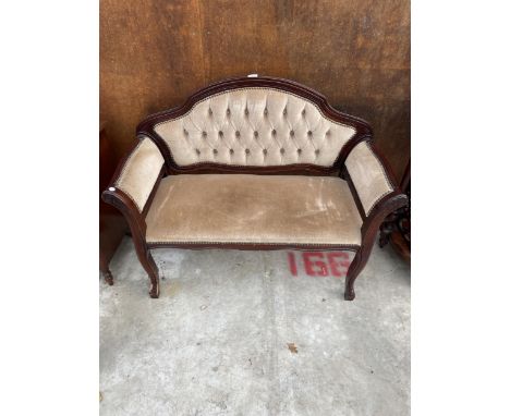 A SMALL VICTORIAN STYLE BUTTON BACK SETTEE 