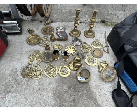 AN ASSORTMENT OF VINTAGE BRASS ITEMS TO INCLUDE HORSE BRASSES AND CANDLESTICKS ETC 