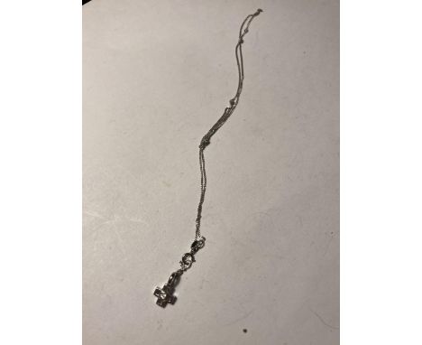A 9 CARAT WHITE GOLD CHAIN WITH A CROSS AND CLAR STONE PENDANT 