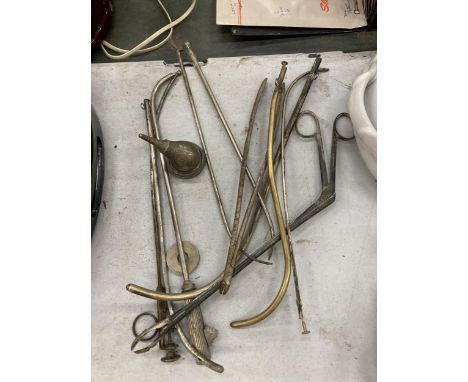 A MIXED GROUP OF VINTAGE IMPLEMENTS 