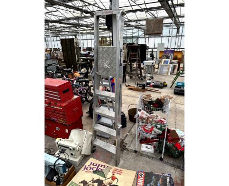 A FOUR RUNG ALUMINIUM STEP LADDER 