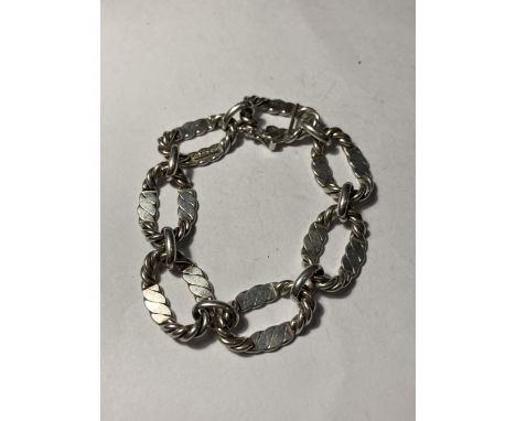 A SILVER ROPE LINK BRACELET 