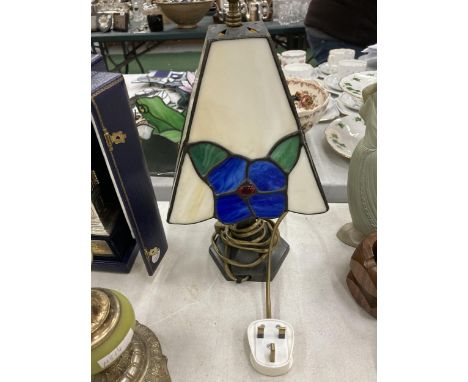 A TABLE LAMP WITH TIFFANY STYLE LEADED GLASS SHADE 