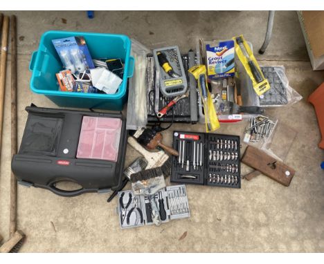 AN ASSORTMENT OF TOOLS TO INCLUDE CUTTING SETS AND PLIERS ETC 