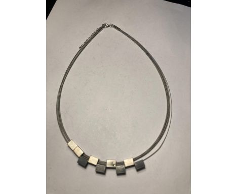 A MARKED 925 SILVER ABSTACT DESIGN NECKLACE 