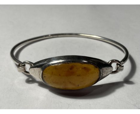 A SILVER AND AMBER BANGLE 