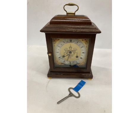 A VINTAGE STYLE MAHOGANY CASED MANTLE CLOCK WITH KEY 