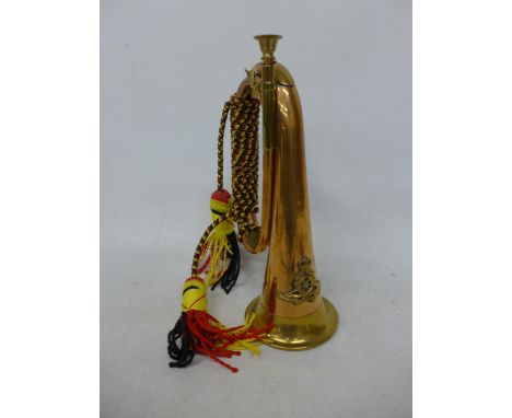 A COPPER AND BRASS BUGLE WITH ROYAL ARTILLERY BADGE, LENGTH 27.5CM 