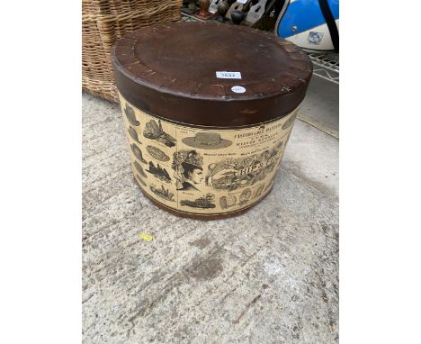A VINTAGE STYLE STORAGE BOX WITH LID 