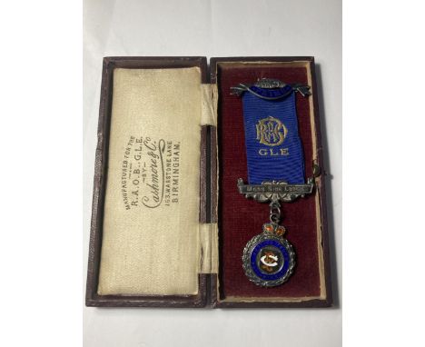 A HALLMARKED BIRMINGHAM SILVER MASONIC MEDAL IN A PRESENTATION BOX 