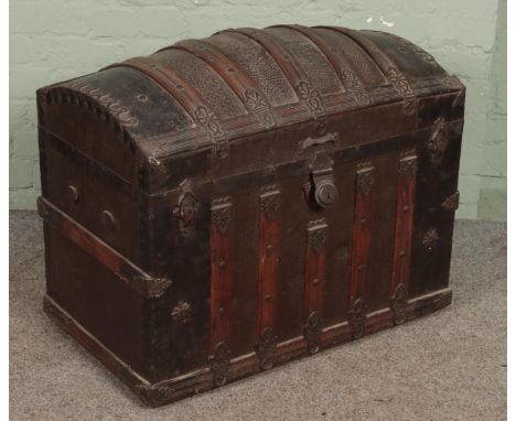 A vintage American style wooden bound dome top steamer trunk. (70cm x 84cm)  