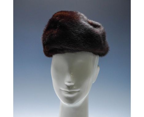 A vintage designer mink fur hat by legendary milliner Lilly Dache, retailed by Bonwit Teller. This elegant dark brown hat fea