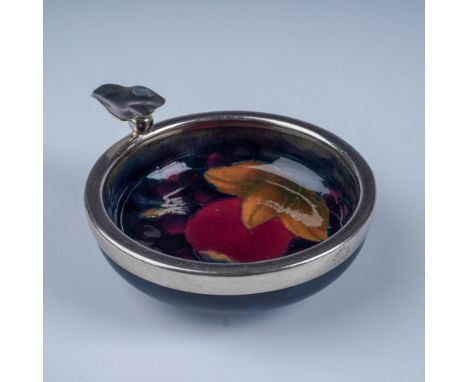 A charming Moorcroft small round ashtray in the iconic Pomegranate and Berries pattern. This hand decorated piece features vi