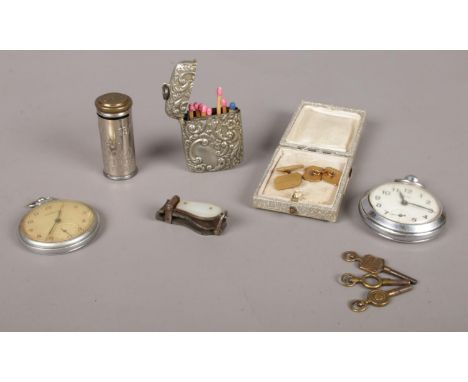 A small quantity of collectables, including mother of pearl topped nail clippers, 9ct front and back cufflinks, white metal v