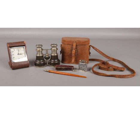 A small selection of collectables. Cased binoculars, an Amber Cheroot holder in original leather case with 'Ambre Veritable -