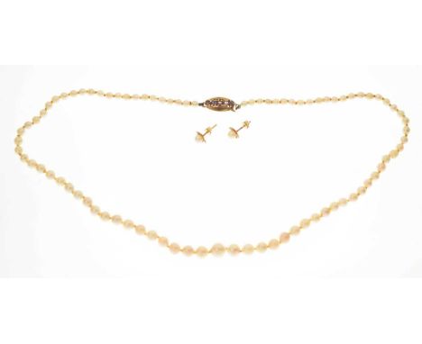 Graduated cultured pearl necklace, with amethyst set 9ct gold clasp, 1970s, and a pair of faux pearl stud earrings (2)