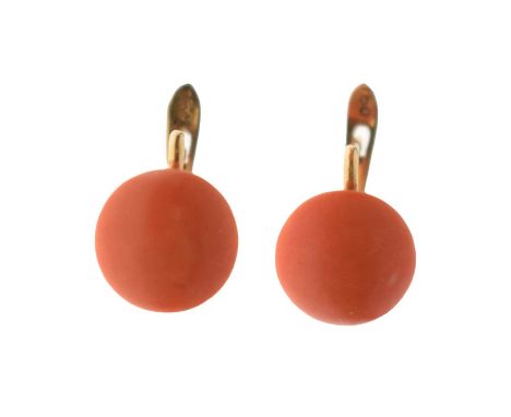 Pair of coral earrings, the yellow metal fittings stamped '750', 3.1g gross approx