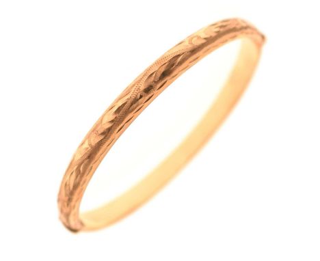 Engraved decorated 9ct gold oval hinged bangle, attached safety chain, Birmingham 1991, 8.5g approx