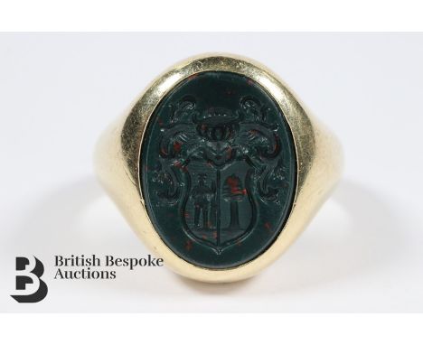 Gentleman's 18ct yellow gold signet ring. The ring set with a bloodstone engraved with a coat of arms, size O, approx 11.2 gm