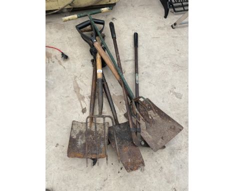 AN ASSORTMENT OF VINTAGE GARDEN TOOLS TO INCLUDE FORKS, SHIOVELS AND SHEARS ETC 